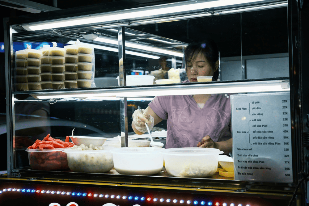 This market’s hidden food stalls serve up delicious broken rice, noodle soups, and homemade sweet treats (Source: Pexels)